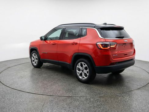 Used 2025 Jeep Compass Latitude AWD/4WD image 6