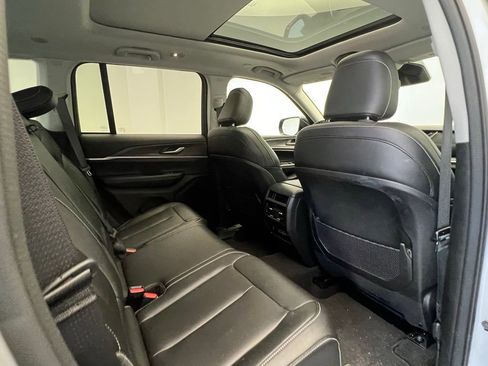 Used 2023 Jeep Grand Cherokee Limited image 8