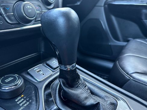 Used 2020 Jeep Cherokee Latitude Plus image 22