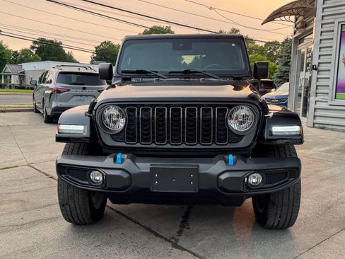 Used 2024 Jeep Wrangler Unlimited w/ Convenience Group AWD/4WD image 8