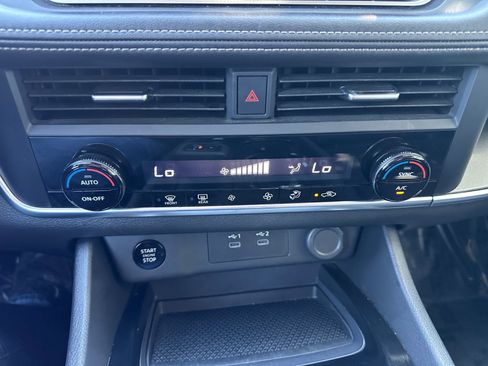Used 2025 Nissan Rogue SV FWD image 24