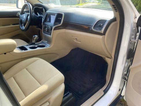 Used 2018 Jeep Grand Cherokee Laredo AWD/4WD image 22