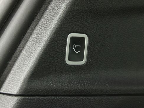 Used 2022 Chrysler Pacifica Limited w/ Uconnect Theater Family Group image 29