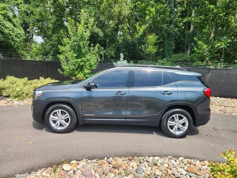 Used 2020 GMC Terrain SLE w/ Driver Convenience Package image 2