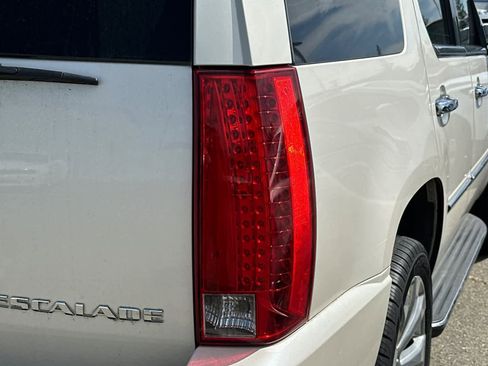 Used 2011 Cadillac Escalade 2WD image 18