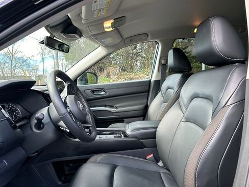 Certified 2023 Nissan Pathfinder SL w/ Black Appearance Package AWD/4WD image 10