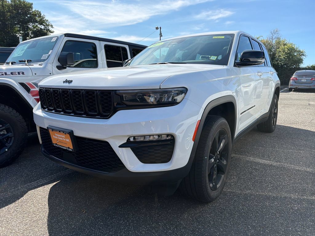 Used 2023 Jeep Grand Cherokee Limited w/ Black Appearance Package AWD/4WD image 1
