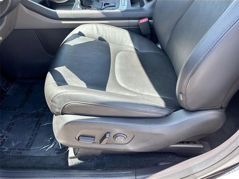 Used 2025 Kia Carnival FWD image 19