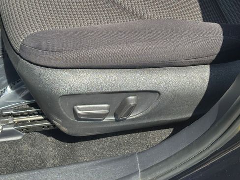 Used 2025 Toyota Highlander LE FWD image 23