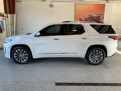 Used 2023 Chevrolet Traverse Premier FWD image 5