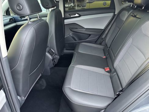 Certified 2022 Volkswagen Taos SE w/ Panoramic Sunroof Package image 10