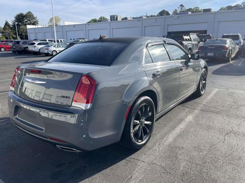 Used 2018 Chrysler 300 Touring w/ Driver Convenience Group image 8
