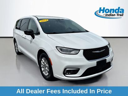 Used 2024 Chrysler Pacifica Touring-L
