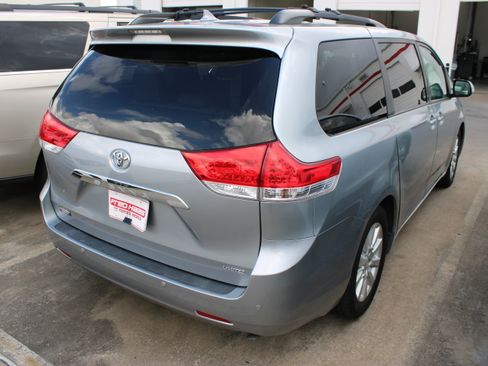 Used 2013 Toyota Sienna Limited w/ Advanced Technology Pkg FWD image 10
