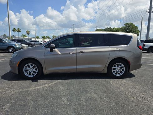 Used 2017 Chrysler Pacifica Touring FWD image 6