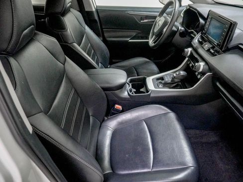 Used 2020 Toyota RAV4 XLE Premium image 32