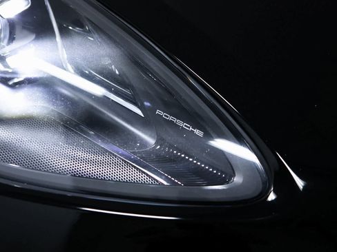 Certified 2021 Porsche Macan image 34