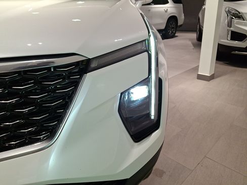 Used 2024 Cadillac XT4 Luxury w/ Cold Weather Package AWD/4WD image 10