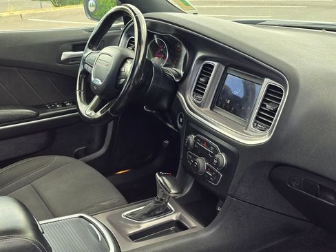 Used 2019 Dodge Charger SXT RWD image 18
