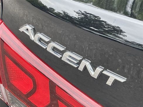 Used 2022 Hyundai Accent SE w/ Cargo Package FWD image 10