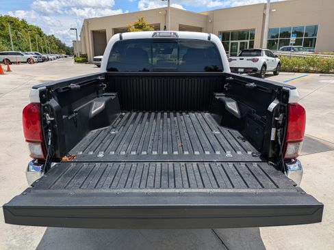 Used 2020 Toyota Tacoma SR5 RWD image 11