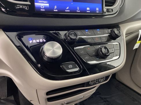 Used 2024 Chrysler Pacifica Touring-L image 41