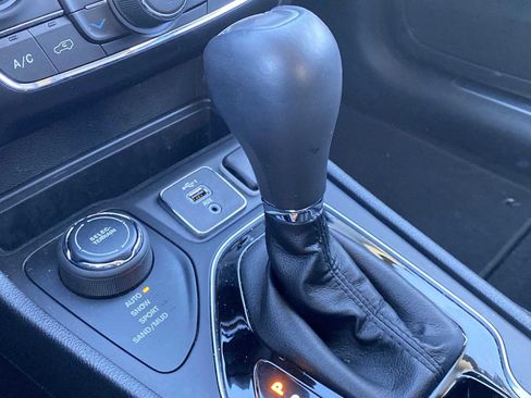 Used 2019 Jeep Cherokee Limited image 19