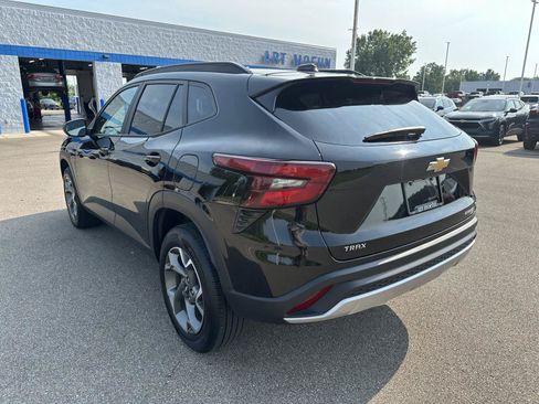 Used 2025 Chevrolet Trax LT FWD image 3