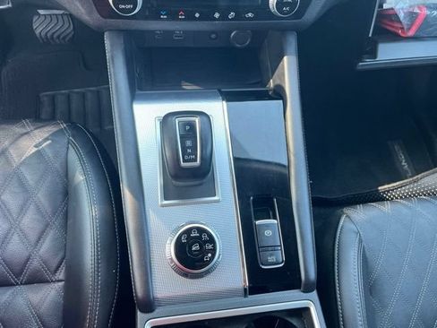 Used 2024 Mitsubishi Outlander SEL FWD image 24