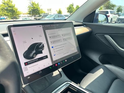 Used 2022 Tesla Model Y Long Range AWD/4WD image 25