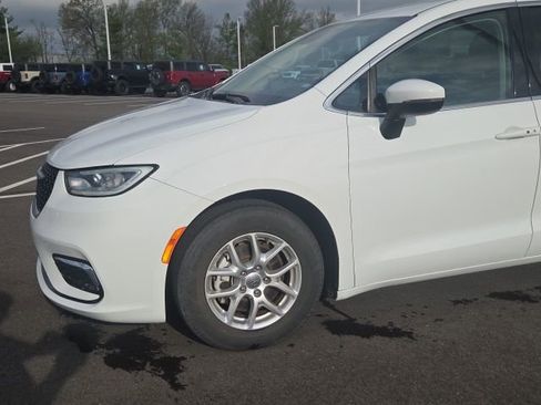 Used 2023 Chrysler Pacifica Touring-L FWD image 16