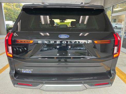 Used 2025 Ford Expedition Platinum w/ Driver's Package AWD/4WD image 11