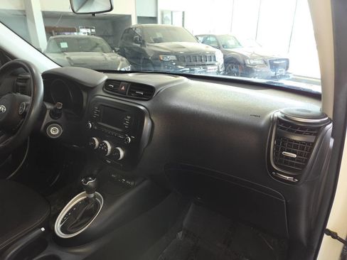 Used 2018 Kia Soul FWD image 29