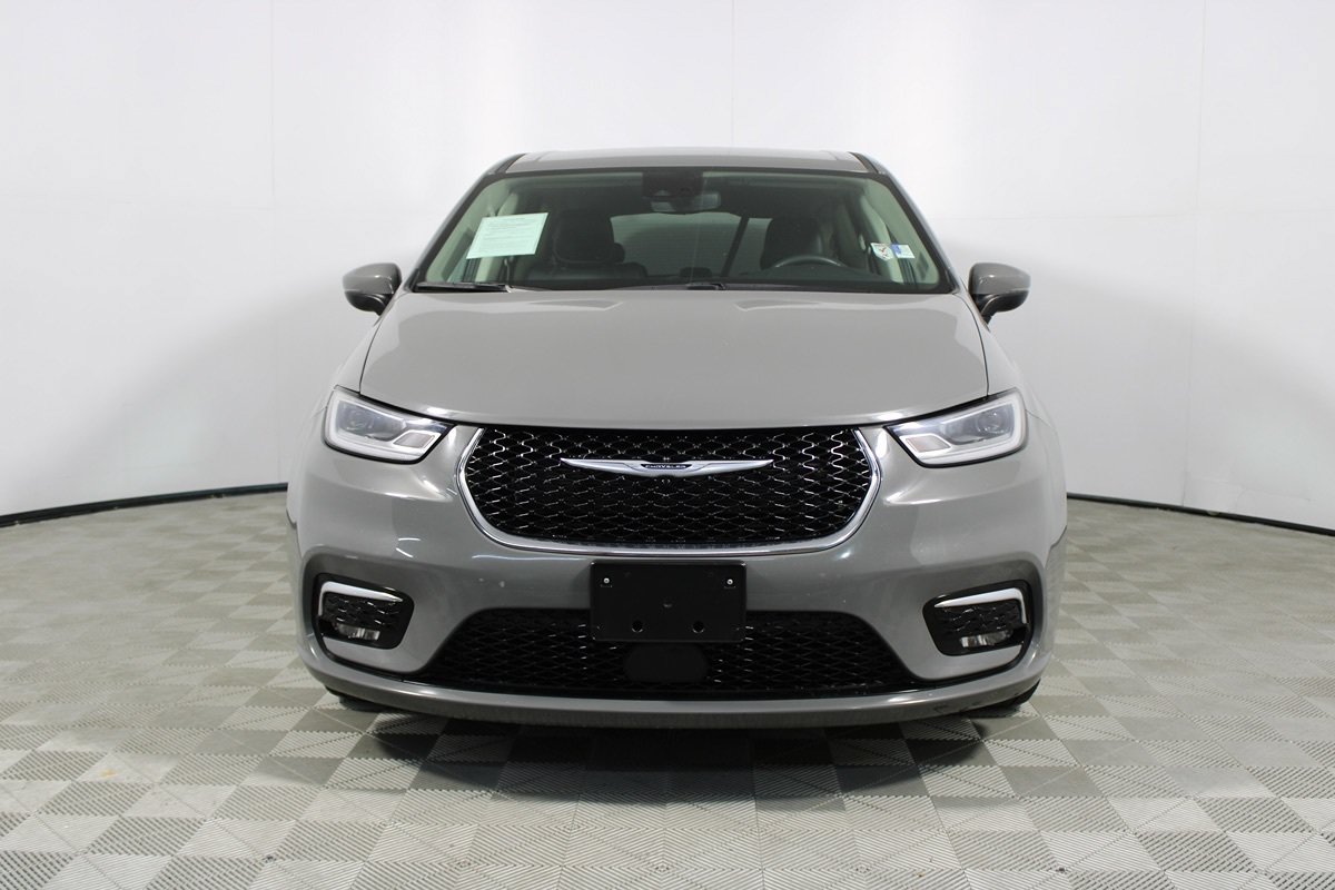 Used 2023 Chrysler Pacifica Touring-L FWD image 2