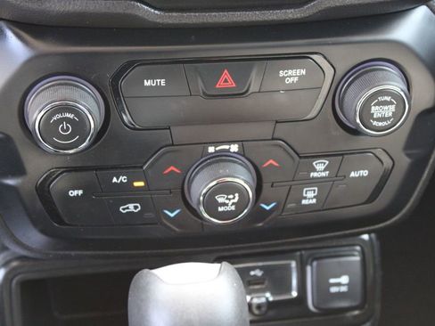 Used 2018 Jeep Renegade Altitude w/ UConnect 8.4 Nav Group image 18