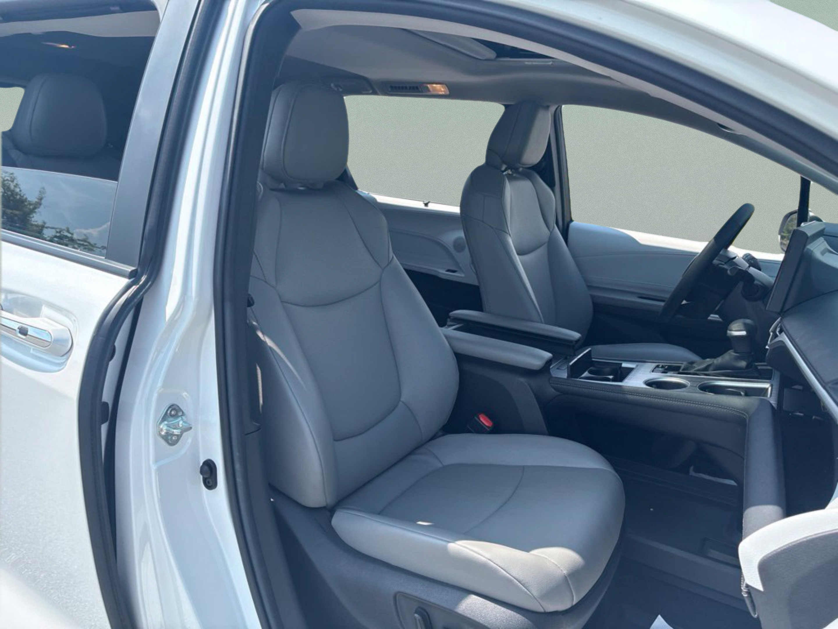 Certified 2026 Toyota Sienna XLE FWD image 31