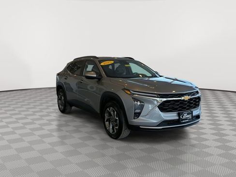 Certified 2025 Chevrolet Trax LT w/ LT Convenience Package image 2