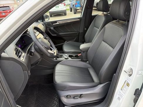 Used 2023 Volkswagen Tiguan SE R-Line image 13