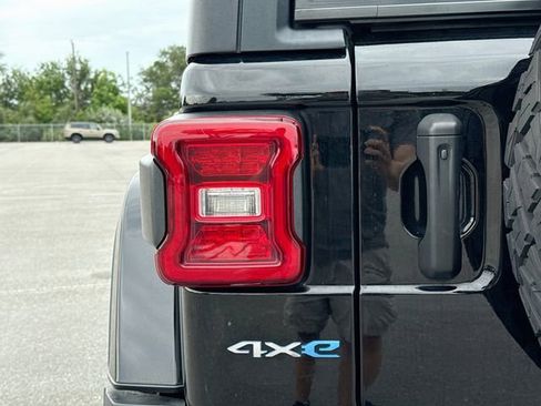 Used 2022 Jeep Wrangler Unlimited Sahara w/ Cold Weather Group AWD/4WD image 10
