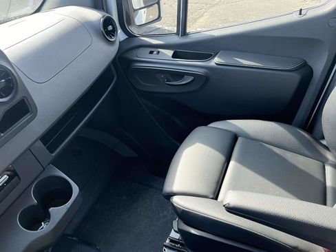 Used 2022 Mercedes-Benz Sprinter 2500 image 33