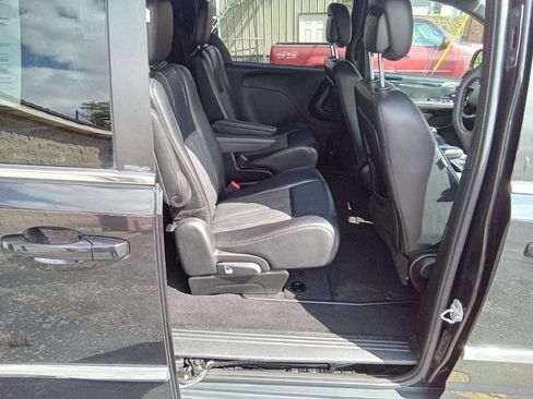 Used 2014 Chrysler Town & Country S image 5