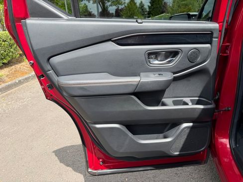 Used 2025 Honda Pilot TrailSport image 29
