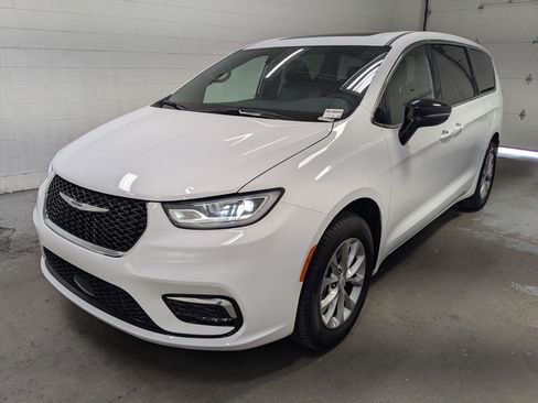 Certified 2026 Chrysler Pacifica Limited AWD/4WD image 11