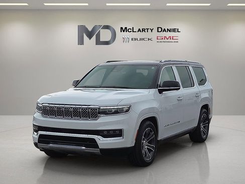 Used 2023 Jeep Grand Wagoneer 4WD image 2