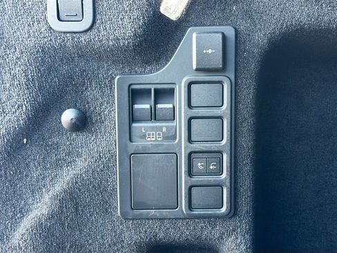 Used 2025 Land Rover Discovery Dynamic SE AWD/4WD image 13