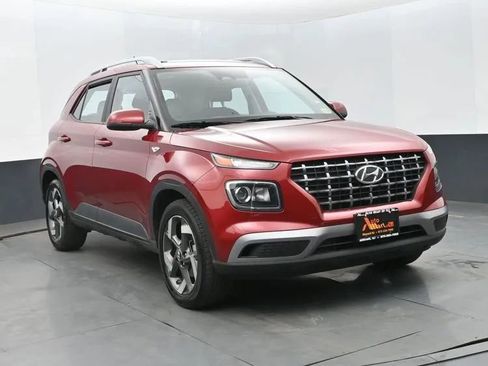 Used 2025 Hyundai Venue SEL FWD image 2