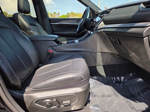 Used 2022 Jeep Grand Cherokee Overland RWD image 9