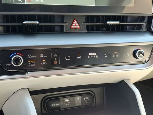 Used 2025 Kia Sportage EX image 15