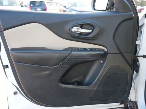 Used 2016 Jeep Cherokee Sport image 14