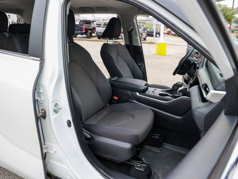 Used 2024 Toyota Highlander LE FWD image 36